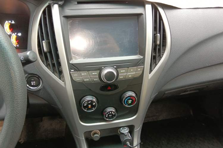 Used BYD F3 2015 Energy-Saving Edition 1.5L Manual Luxury Model Audio And AC Panel