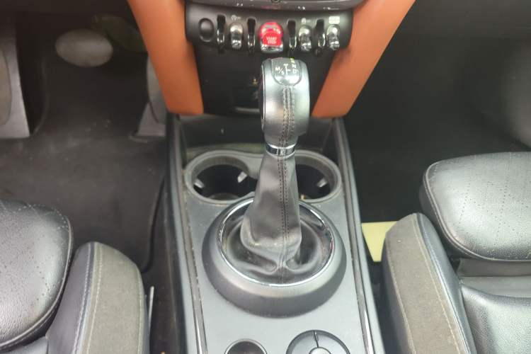 Used MINI Countryman 2018 1.5T COOPER ALL4 Artist Gear Lever