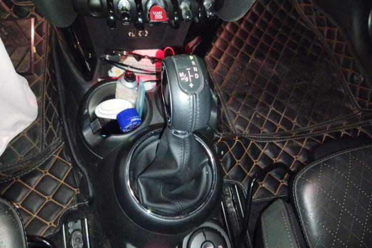 Used MINI 2017 1.5T COOPER Limited Edition in Ice Blue Gear Lever