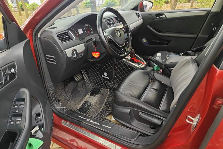 Used Volkswagen Sagitar 2012 1.6L Automatic Comfort Edition Driver Seat