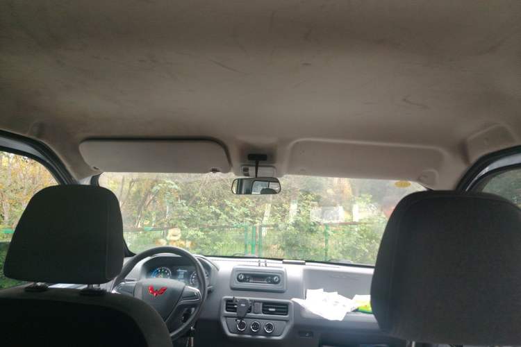 Used Wuling Yangguang 2024 300KM Comfort Version Passenger Van 75kW
