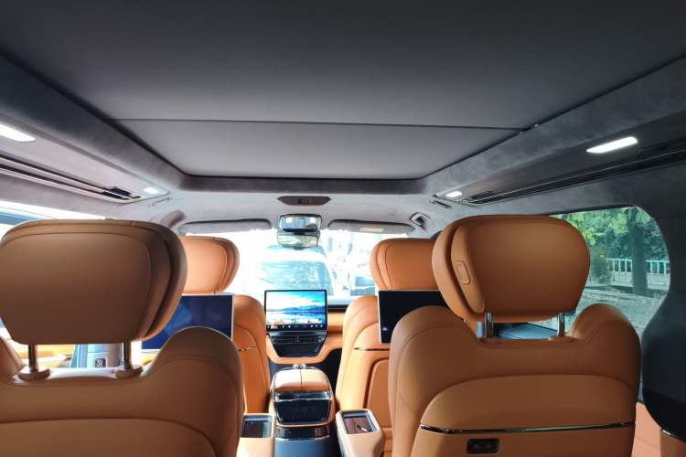 Used Geely Galaxy LEVC L380 2024 140-Degree 6-Seater All-Wheel-Drive Ultra Headliner