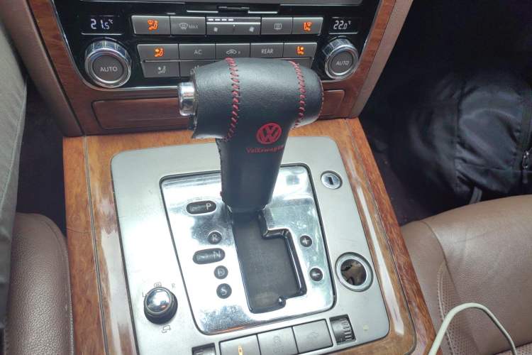 Used Volkswagen Phaeton 2011 3.6L V6 5-Seater Extended Business Edition Gear Lever