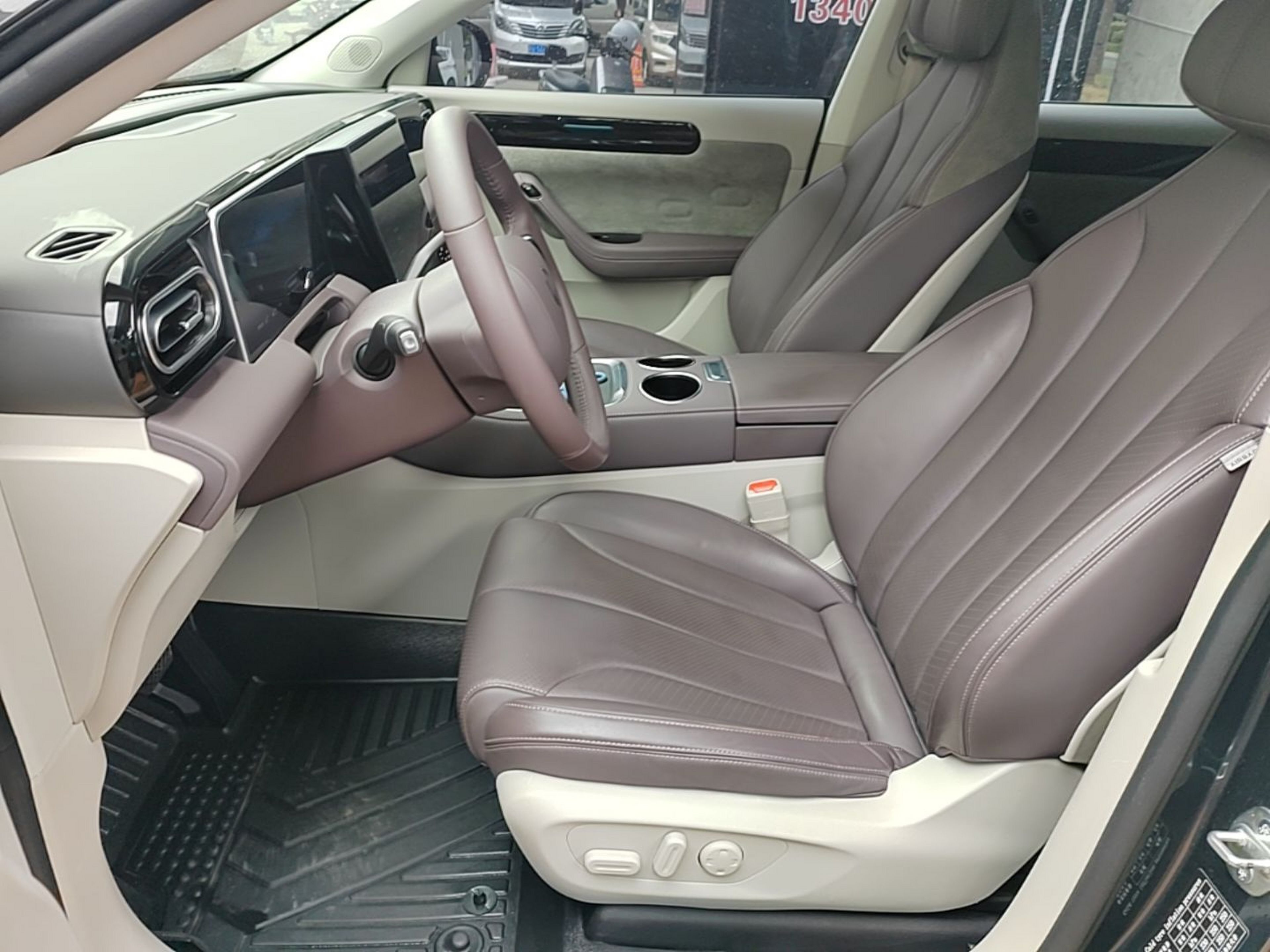 Переднее сиденье в автомобиле