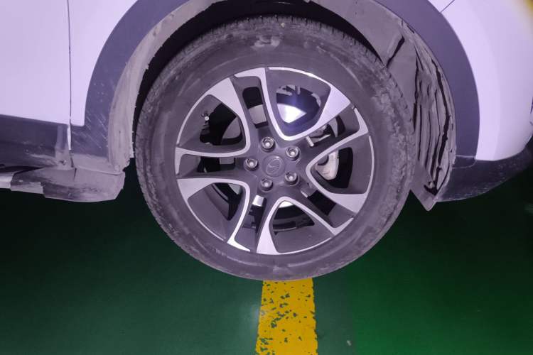 Used Soueast DX7 2015 1.5T Automatic Luxury Model Right Front Wheel Hub