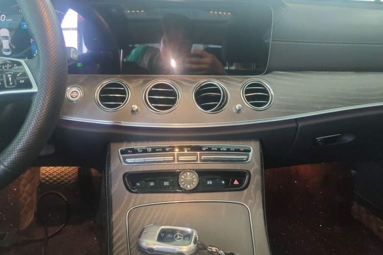 Used Mercedes-Benz E-Class 2022 Second Facelift E 300 L Fashion Edition Audio And AC Panel