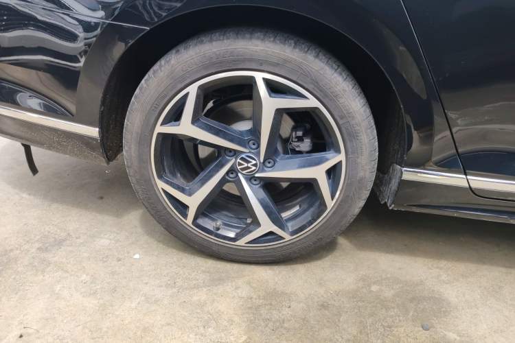 Used Volkswagen Magotan 2023 2 Million Units Limited Edition 330TSI DSG Leading Version Right Rear Wheel Hub