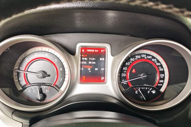 Ojetý Dodge Journey 2013 2.4L Two-Wheel Drive Luxury Version