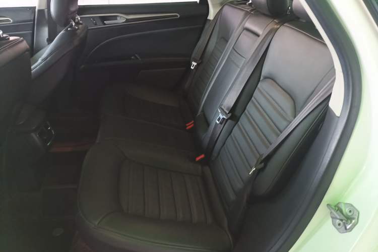 Ojetý Ford Mondeo 2013 2.0L GTDi 200 Luxury Model