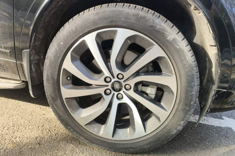 Used Land Rover Discovery Sport 2021 249 PS R-Dynamic SE Performance Tech Edition 7 Seats Right Front Wheel Hub