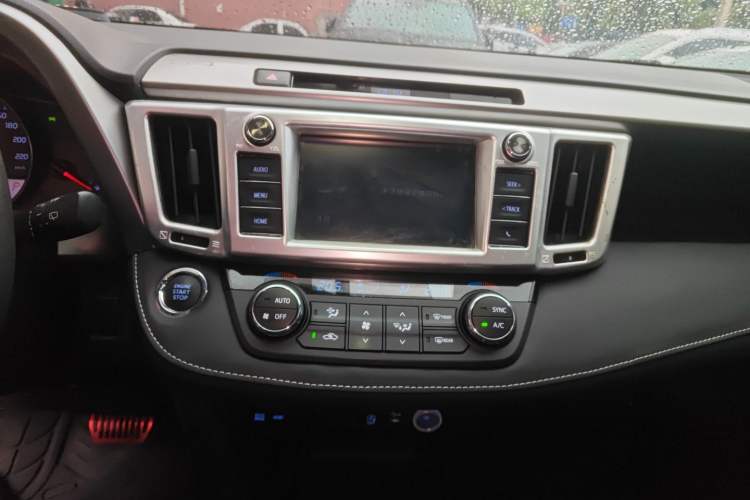 Used Toyota RAV4 2016 2.0L CVT Two-Wheel Drive Fashion Edition China V Standard Audio And AC Panel