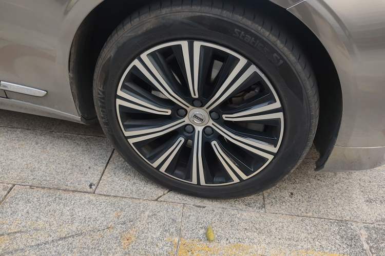 Used Volvo S90 New Energy 2021 T8 eDrive Hybrid Zhiyi Luxury Edition Right Front Wheel Hub