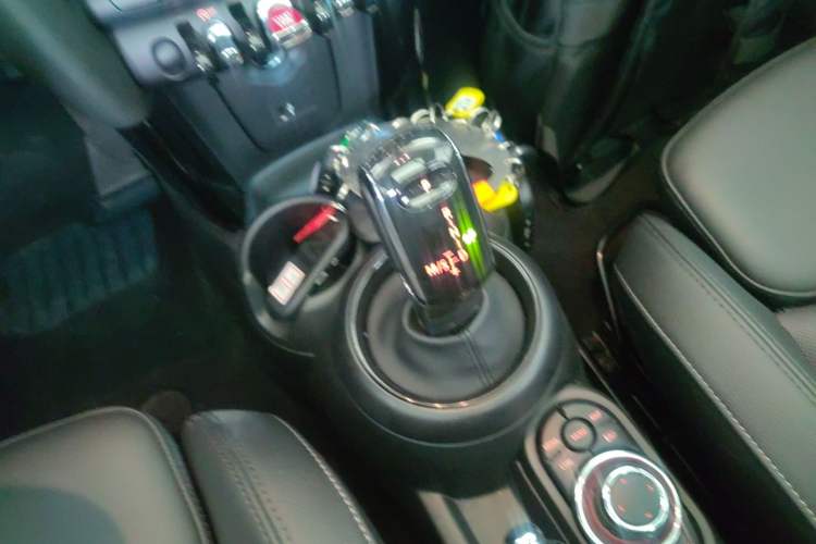 Used MINI 2023 Updated 1.5T COOPER Artist Five-Door Edition Gear Lever