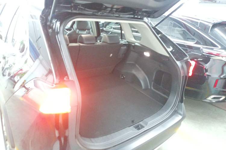 Used Toyota Wildlander 2023 Dual-Motor 2.5L E-CVT Two-Wheel Drive Luxury PLUS Edition Trunk