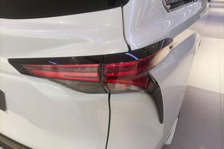 Used Toyota Granvia 2022 2.5L Hybrid Premium Edition
