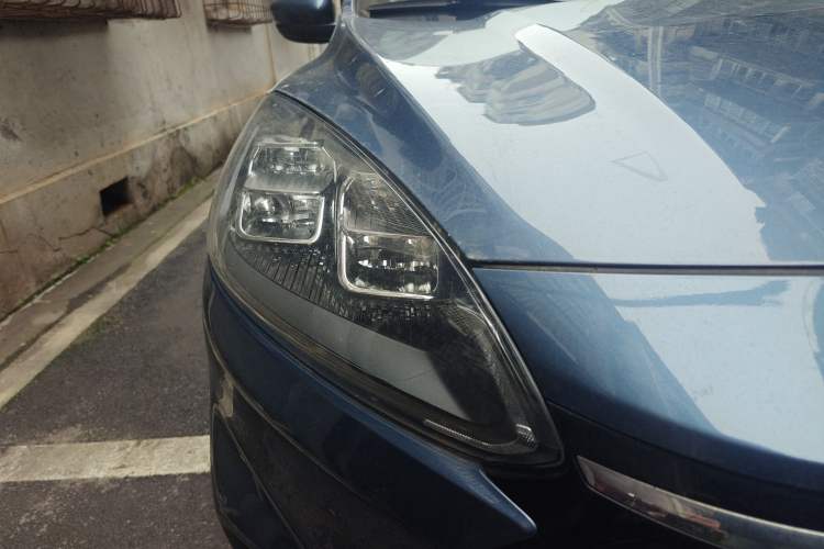 Used Ford Escape 2024 EcoBoost 245 Two-Wheel-Drive Titanium Edition Right Front Headlight