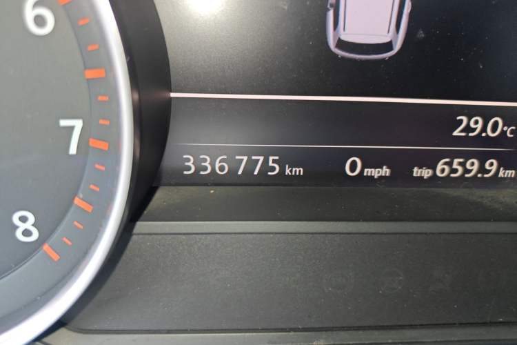 Used Volkswagen Touareg 2011 3.0 TSI High-End Version Odometer Close Up