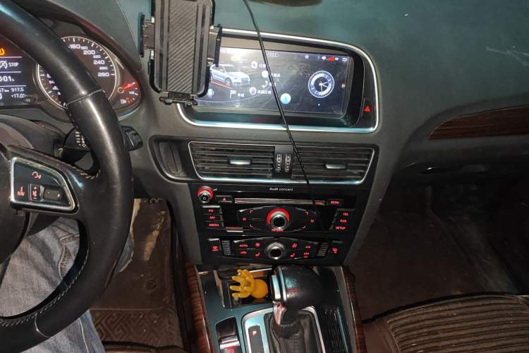 Used Audi Q5 2017 40 TFSI Technology Edition Audio And AC Panel