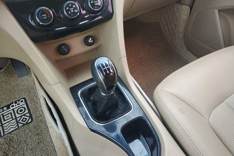 Used Baojun 730 2016 1.5L Manual Comfort Version 7 Seats China V Emission Standard Gear Lever