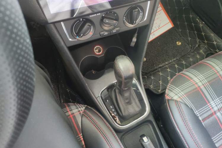 Used Volkswagen Polo 2016 1.6L Automatic Comfort Model Gear Lever