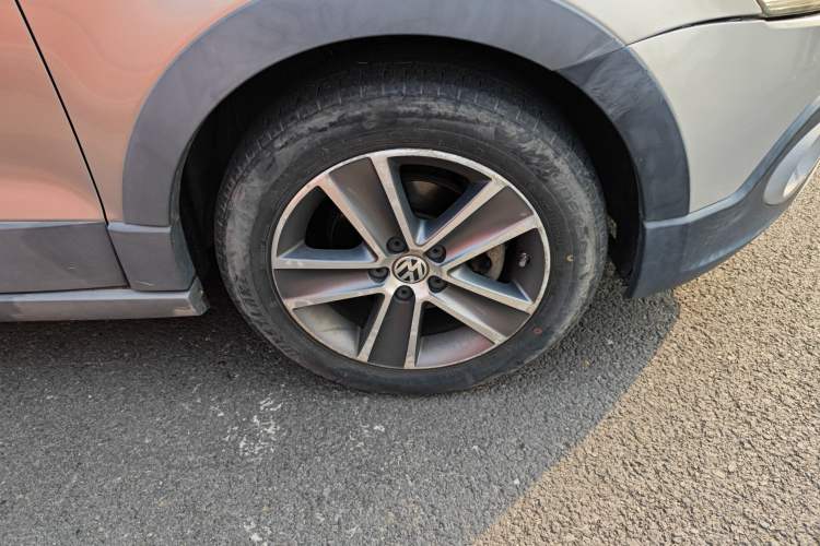 Used Volkswagen Polo 2012 1.6L Cross Polo Automatic Transmission Right Front Wheel Hub