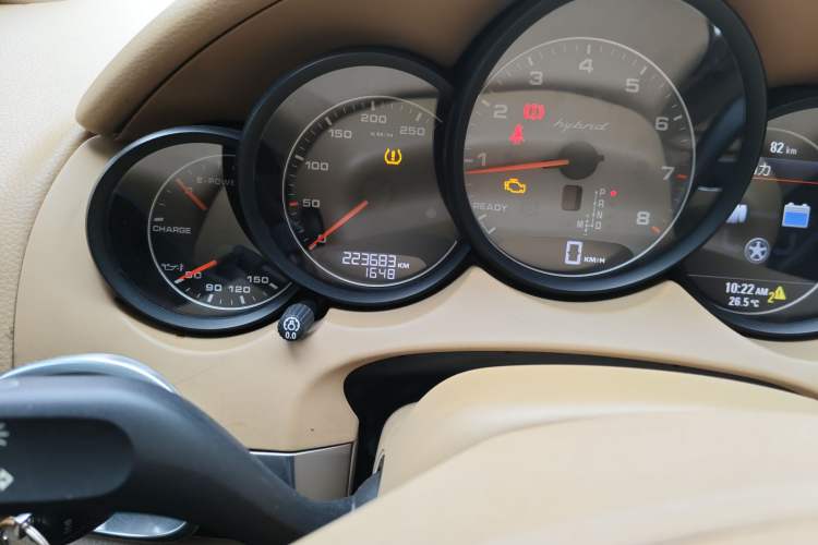 Used Porsche Cayenne 2011 Cayenne S Hybrid 3.0T Odometer Close Up