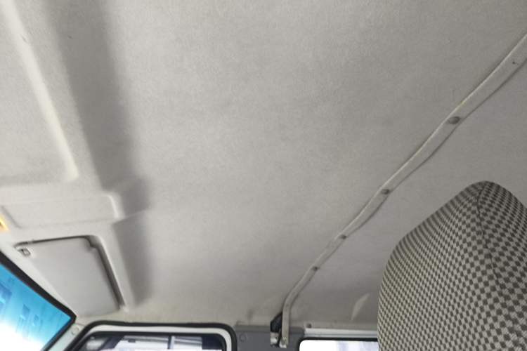 Used Iveco Daily 2021 2.5T A35 M1 Passenger Van 5-9 Seats Short Wheelbase Low Roof Single Tire Manual Doors
