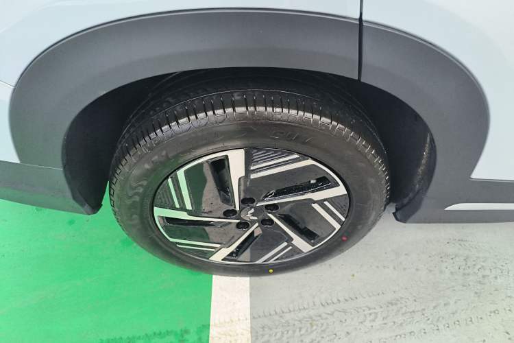 Used Wuling Xingguang S 2025 Model, 130km Flagship Edition Right Rear Wheel Hub