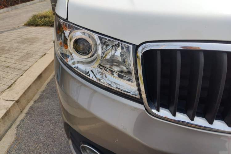 Used Jinbei New Hiace X30L CNG 2023 100L CNG Wealth Edition Bus 6/7 Seats No Air Conditioning SWCC15M Right Front Headlight