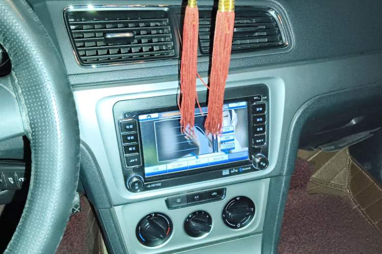 Used Volkswagen Lavida 2013 Revised Version 1.4 TSI Manual Comfort Edition Audio And AC Panel