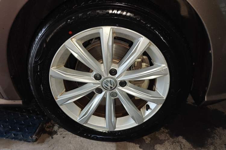 Used Volkswagen Passat 2016 330TSI DSG Prestige Edition Right Front Wheel Hub