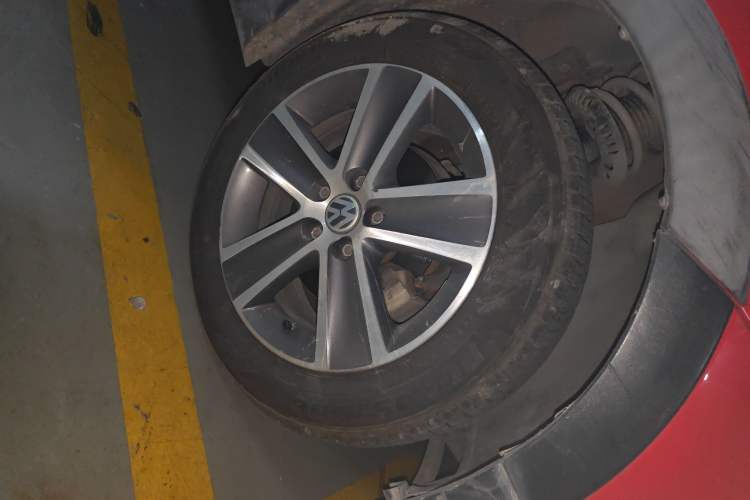 Used Volkswagen Polo 2012 1.6L Cross Polo Automatic Transmission Right Front Wheel Hub