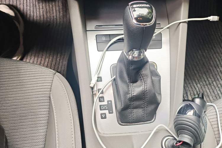 Used Skoda Octavia 2015 1.6L Automatic Yijie Edition Gear Lever