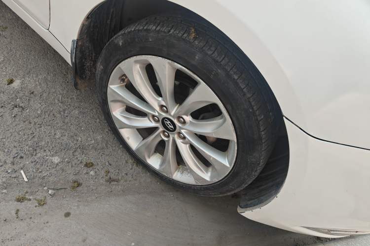 Used Hyundai Sonata 2011 2.0L Automatic Supreme Edition Right Front Wheel Hub