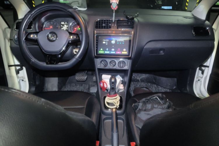 Used Volkswagen Polo 2016 1.6L Automatic Comfort Model Center Console