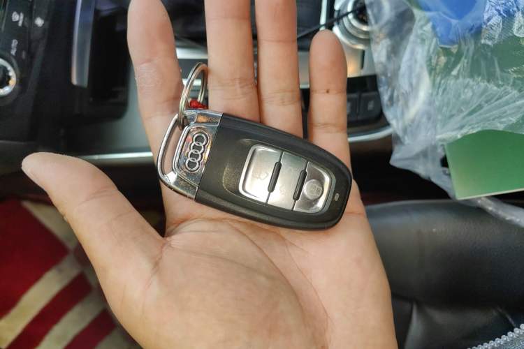 Used Audi Q5 2015 40 TFSI Comfort Model Vehicle Key