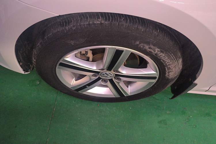 Used Volkswagen Golf 2016 1.6L Automatic Comfort Model Left Front Wheel Hub