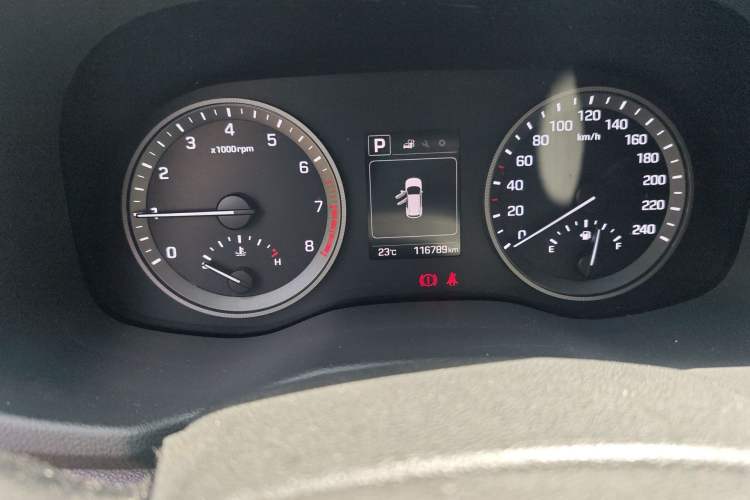 Used Hyundai Tucson 2015 1.6T Dual-Clutch Two-Wheel-Drive Smart Model Odometer Close Up