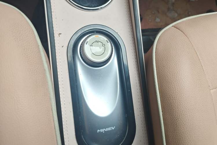 Used Wuling Hongguang MINIEV 2025 Four-Door Version Advanced Edition Gear Lever