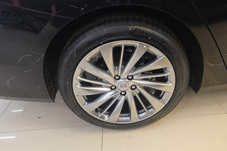 Used Buick LaCrosse 2026 Model Platinum Aivia Edition Exterior 5