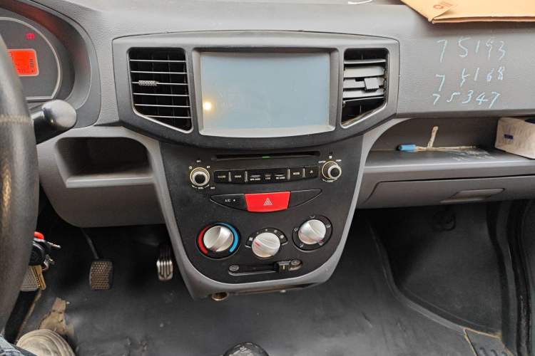 Used BAIC Weiwang 306 2011 1.3L Comfort version 7 seats Audio And AC Panel