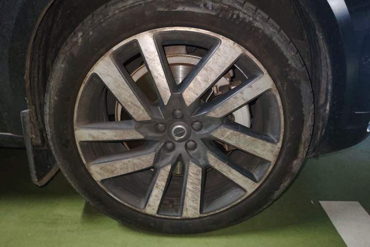 Used Volvo V90 2021 Cross Country B5 AWD Prestige Edition Right Front Wheel Hub