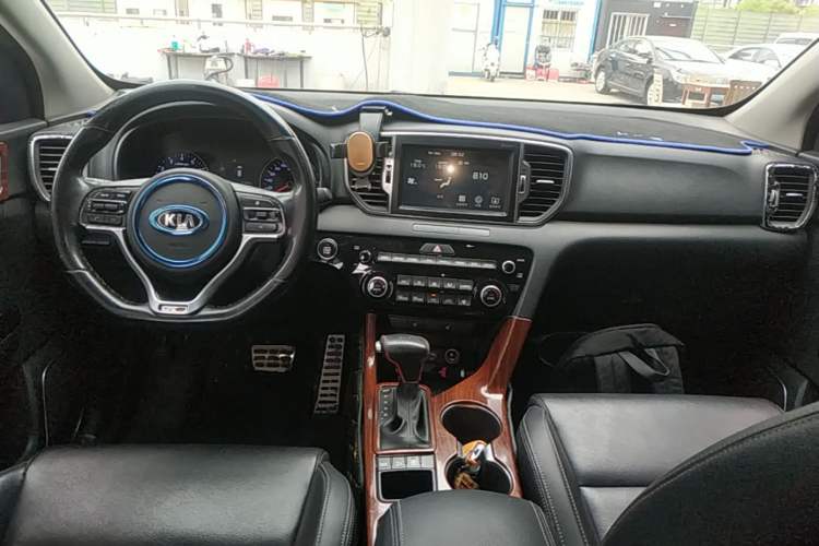 Used Kia KX5 2016 1.6T Automatic Two-Wheel Drive DLX Center Console