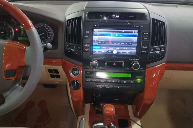 Used Toyota Land Cruiser 2015 4.0L V6 Middle East Low-Trim Version
