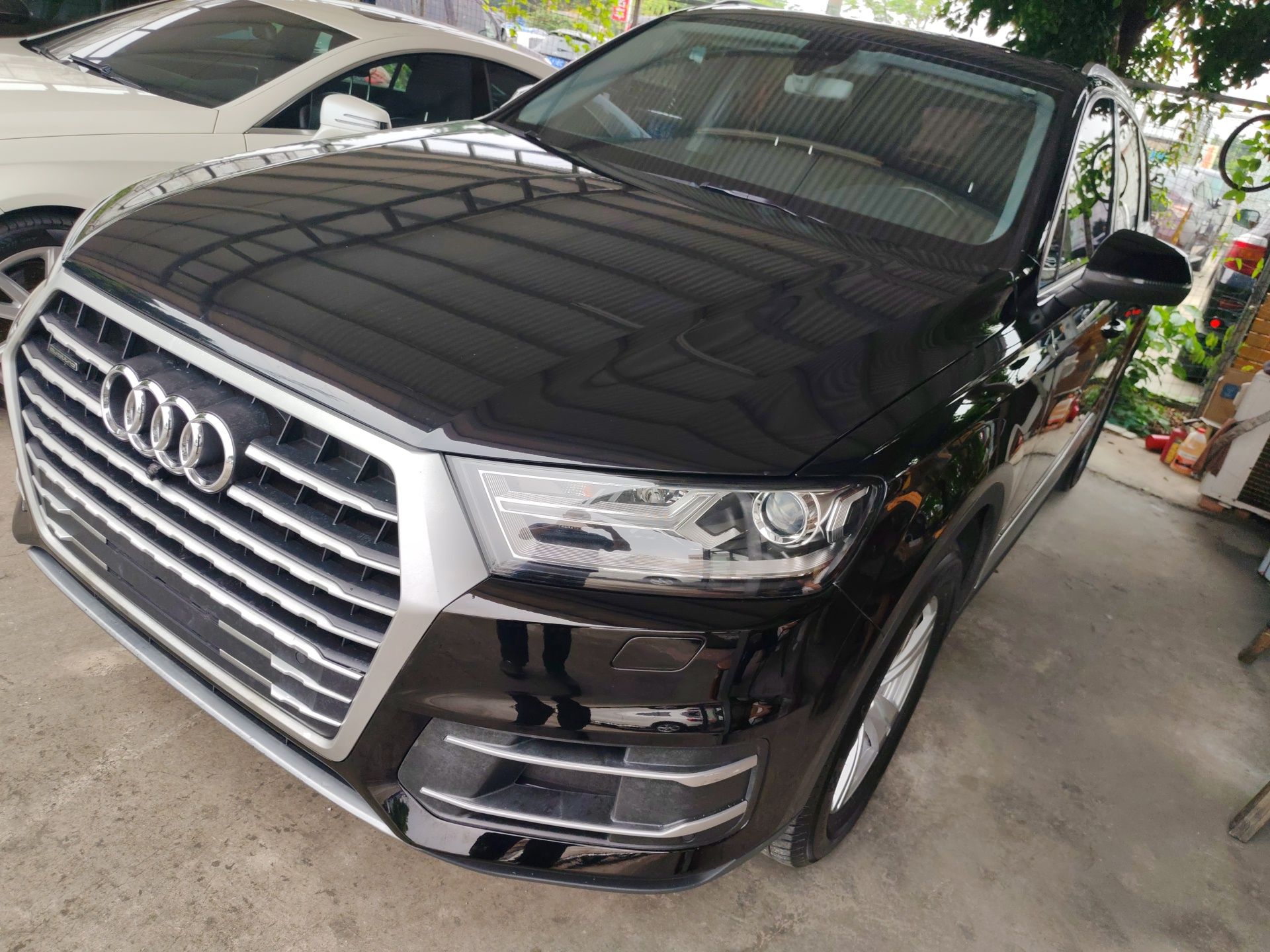 تحت مقدمة السيارة