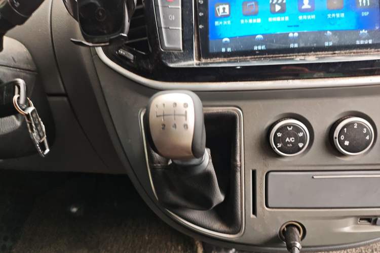 Used SAIC MAXUS Xintu V80 2021 2.0T Manual Classic Aoyuntong Long Wheelbase Mid-Roof 6/7/8/9-Seater