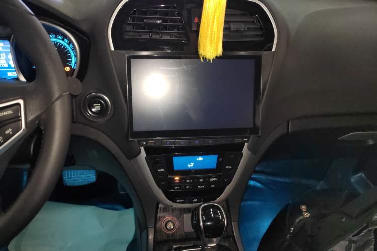 Used GAC Trumpchi GS5 Super 2015 1.8T Automatic Two-Wheel Drive Luxury Edition Audio And AC Panel