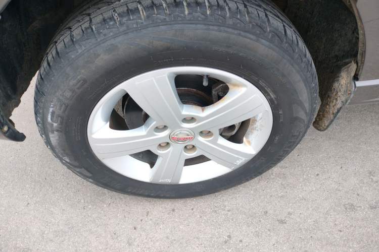 Used Jinbei Gold Hiace 2023 1.5L Passenger Van Travel Lion 9-Seater with Central Air Conditioning Left Front Wheel Hub