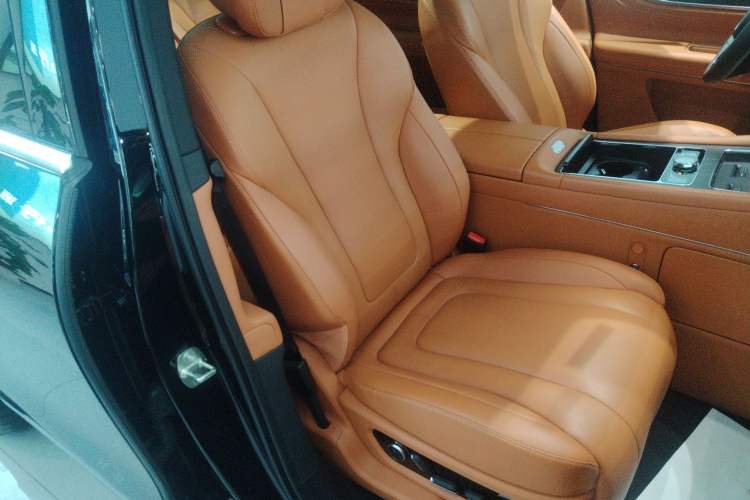 Used Hima AITO M9 2024 Range-Extended Ultra Version 52 kWh 5-Seater Model Right Front Seat