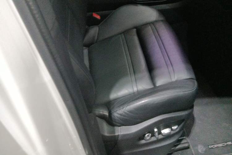 Used Porsche Cayenne E-Hybrid 2021 Cayenne E-Hybrid 2.0T Right Front Seat